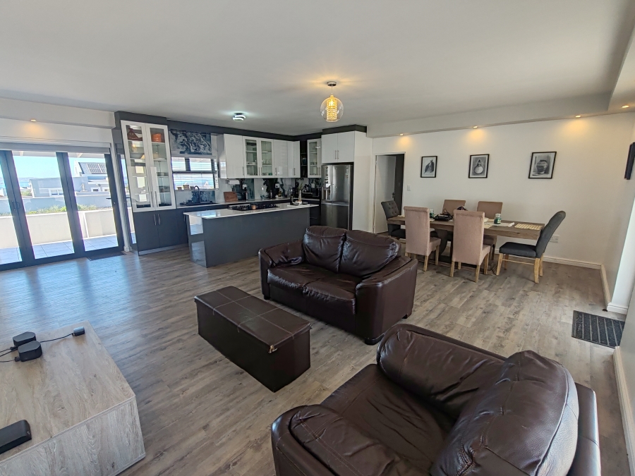 4 Bedroom Property for Sale in Hoogland Western Cape